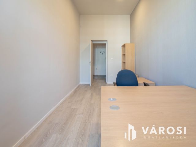 15 m2-es, 3. emeleti iroda kiadó a Podmaniczky utcában