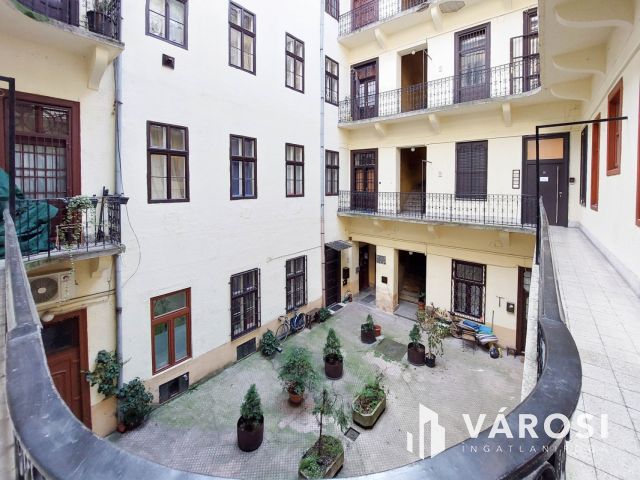 15 m2-es, 3. emeleti iroda kiadó a Podmaniczky utcában