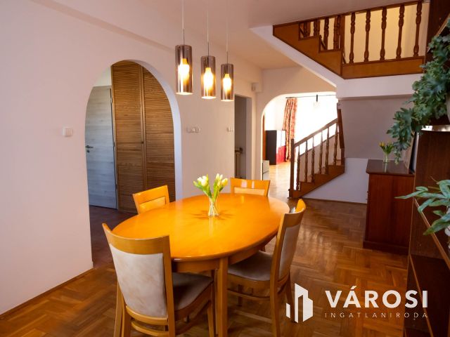 Nagyerdei tágas belső kétszintes lakás eladó