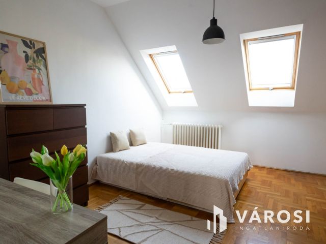 Nagyerdei tágas belső kétszintes lakás eladó