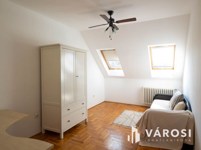 Nagyerdei tágas belső kétszintes lakás eladó