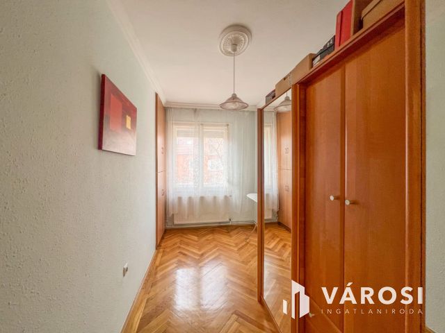 Jó állapot, nappali+2 háló, erkély, 1. emelet!