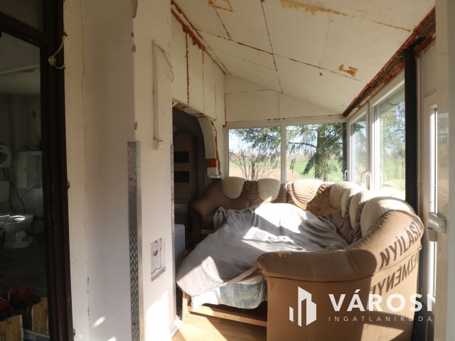 Deszki téliesített, lakható zártkert eladó.