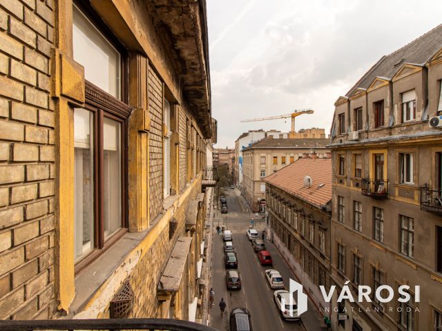 Világos erkélyes polgári lakás a VII. kerületben
