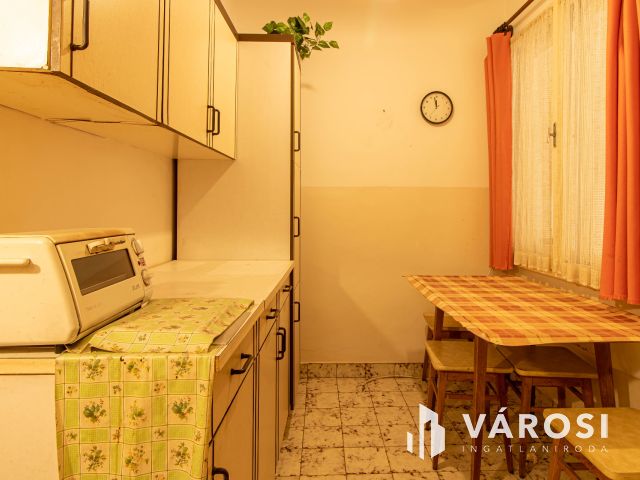 Világos erkélyes polgári lakás a VII. kerületben