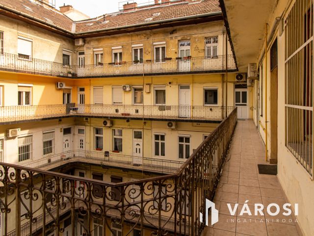 Világos erkélyes polgári lakás a VII. kerületben