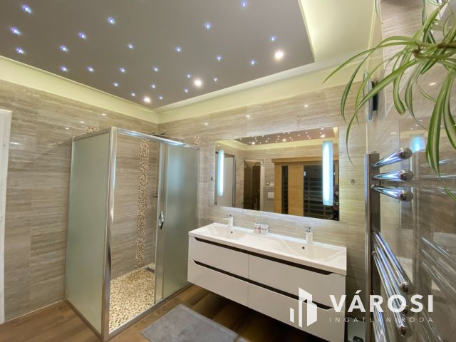 Világos, tágas családi ház nagy kerttel Győrújbaráton