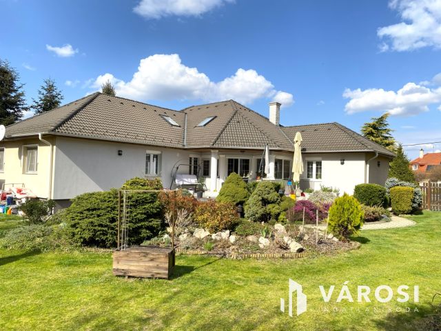 Világos, tágas családi ház nagy kerttel Győrújbaráton