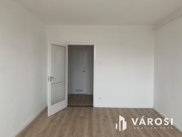 Derék utcán eladó egy  felújított, panorámás lakás