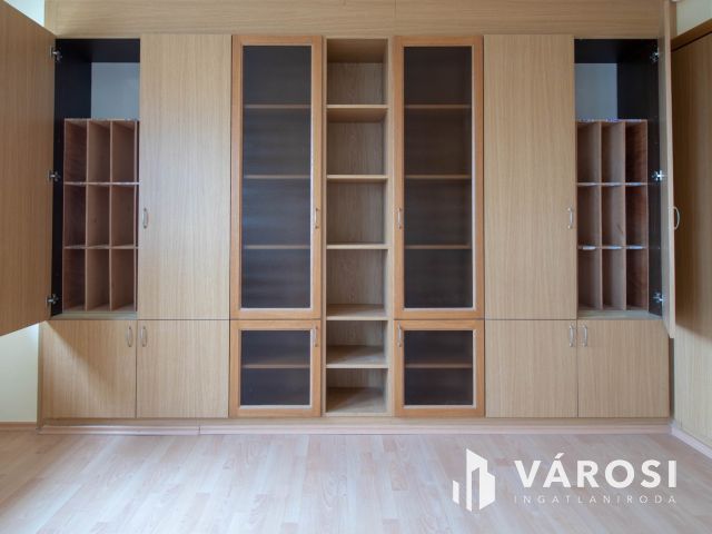 21 m2-es, részben berendezett, emeleti iroda a Pesti úton