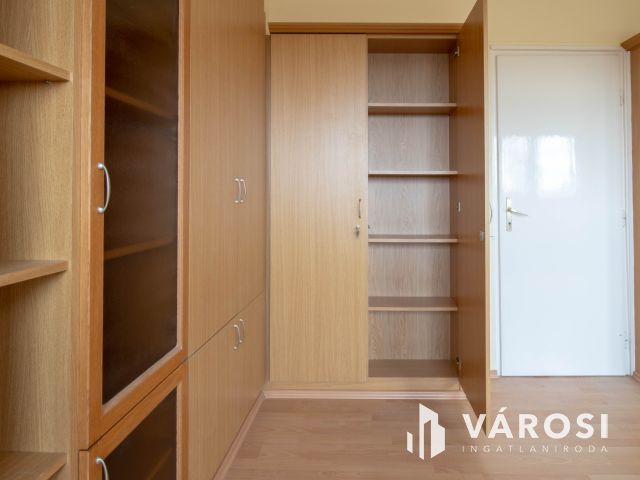 21 m2-es, részben berendezett, emeleti iroda a Pesti úton