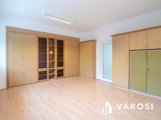 21 m2-es, részben berendezett, emeleti iroda a Pesti úton