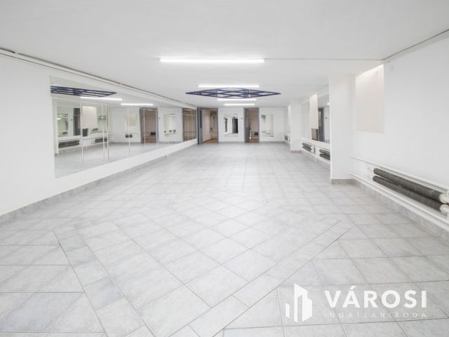 Móricz Zs. körtértől 600 m-re 100 m2-es szuterén üzlet kiadó