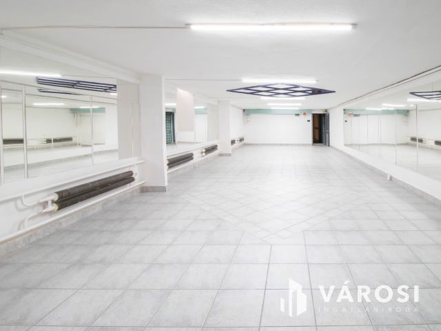 Móricz Zs. körtértől 600 m-re 100 m2-es szuterén üzlet kiadó