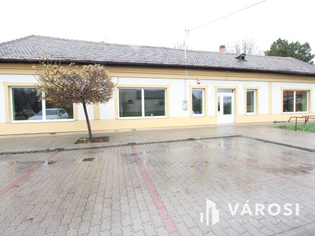 Szentesen, központhoz közeli üzlethelyiség kiadó.