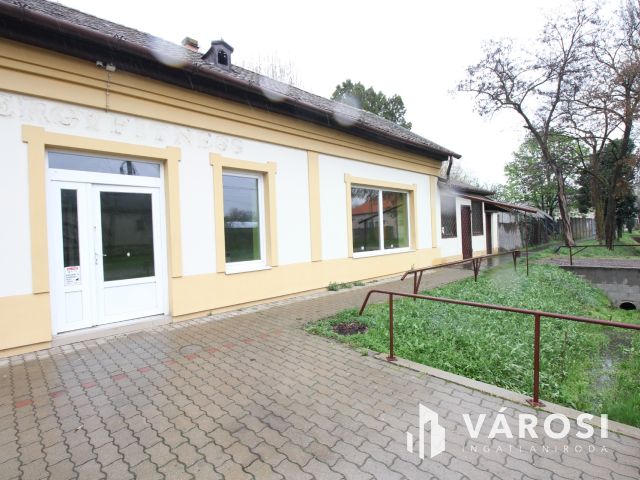 Szentesen, központhoz közeli üzlethelyiség kiadó.