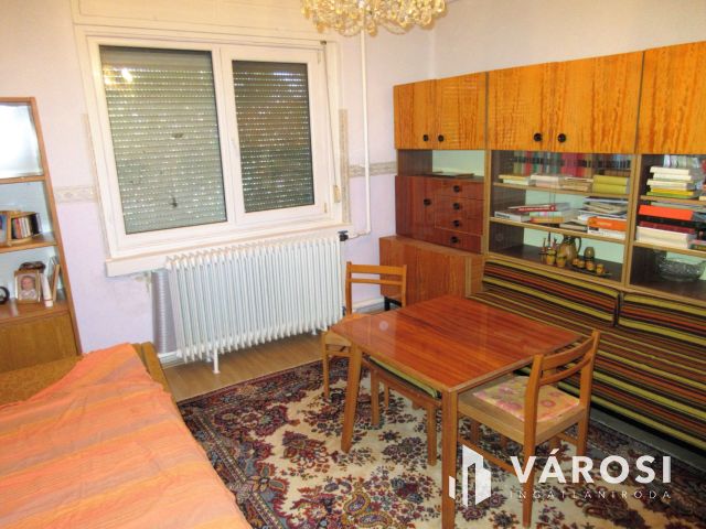 Részlegesen felújított családi ház, Garázzsal, Orosházán!