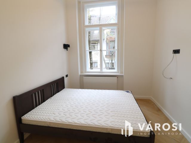 Belvárosi 1. emeleti modern lakás kiadó.