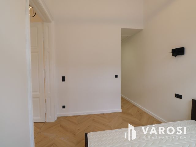 Belvárosi 1. emeleti modern lakás kiadó.