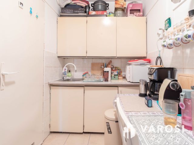 Világos, 2 szobás lakás beépített erkéllyel, remek helyen