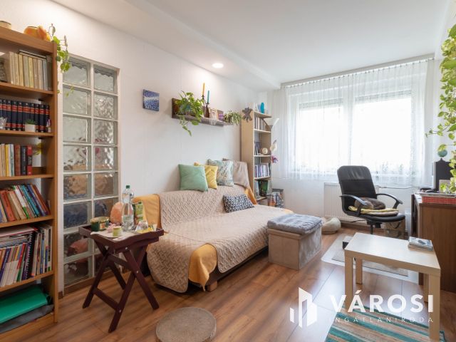 Világos, 2 szobás lakás beépített erkéllyel, remek helyen