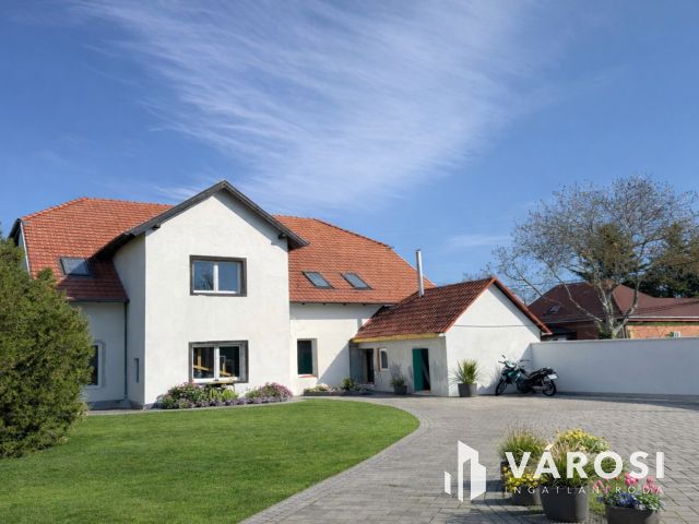 Világos 3 szobás lakás Rákoscsabán autóbeállóval