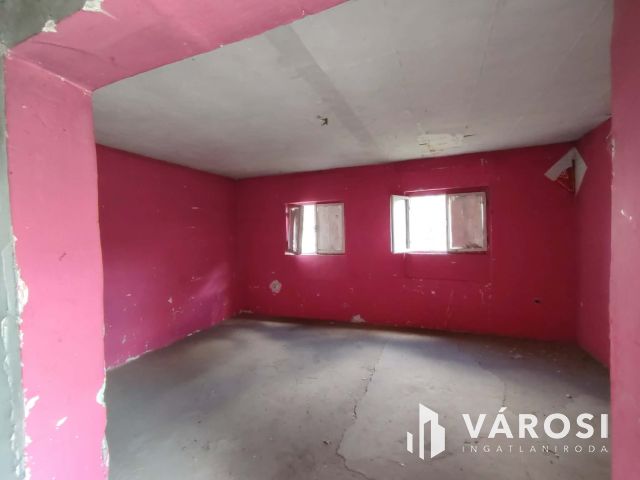 Dömsödön központhoz közeli felújitandó családi ház eladó!