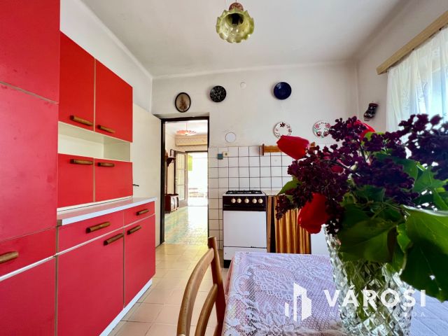 Felújítandó kádár kocka Balatonszárszón