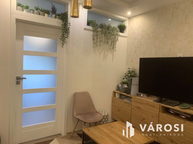 Nagyerdőn, a Damjanich utcán eladó, egy felújított erkélyes