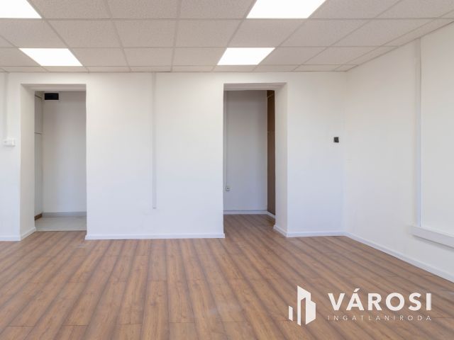 48 m2-es, két helyiséges, teakonyhás, 2.emeleti iroda