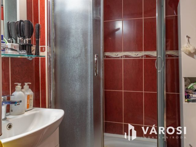 Igényes 2 szobás panel lakás a belváros közelében