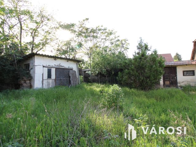 Felújítandó családi ház kis utcában