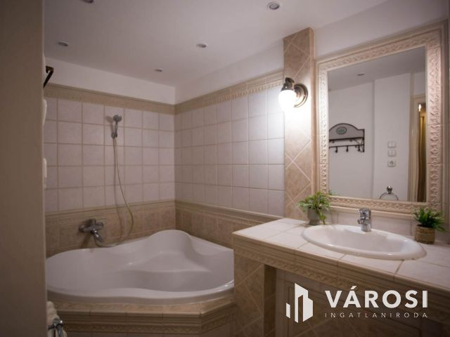 Nagyerdei tégla lakás kis kertkapcsolattal eladó