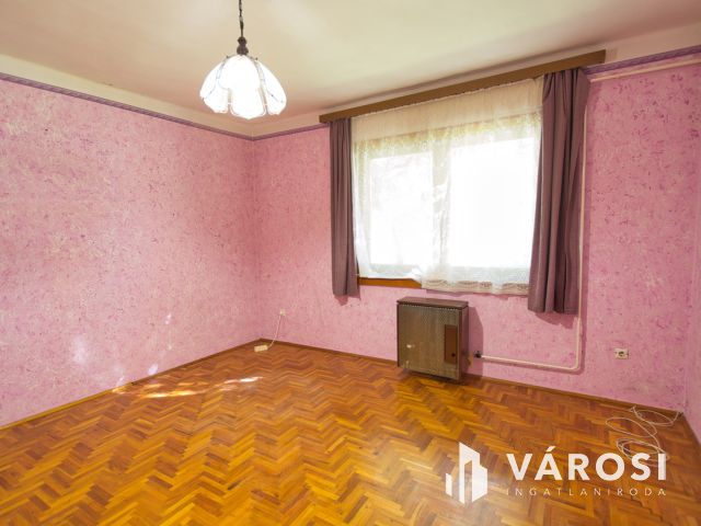 160 m2-es, felújítandó családi ház eladó