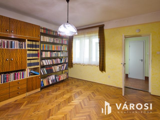160 m2-es, felújítandó családi ház eladó