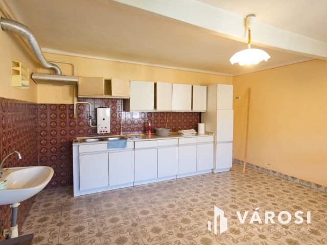 160 m2-es, felújítandó családi ház eladó
