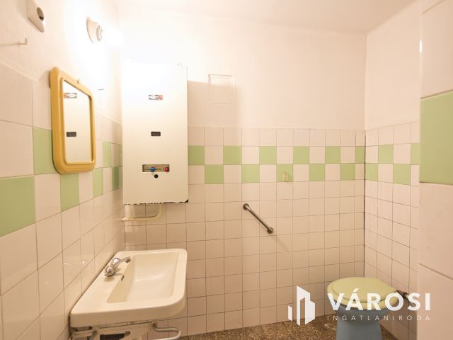 160 m2-es, felújítandó családi ház eladó