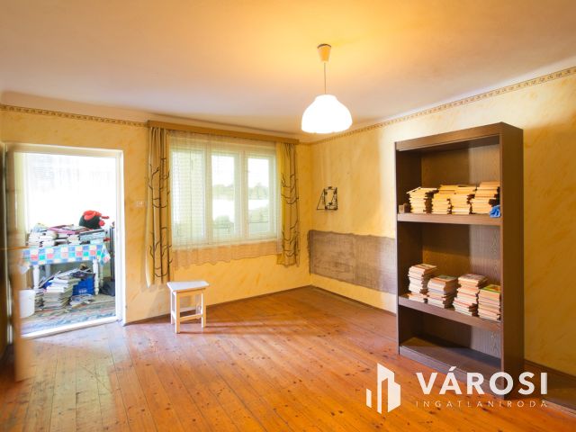 160 m2-es, felújítandó családi ház eladó
