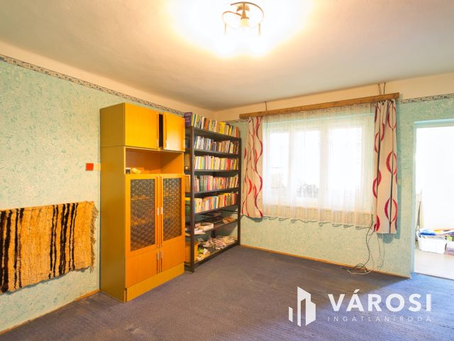 160 m2-es, felújítandó családi ház eladó
