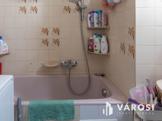 Bútorozott II. emeleti lakás a belvárosban