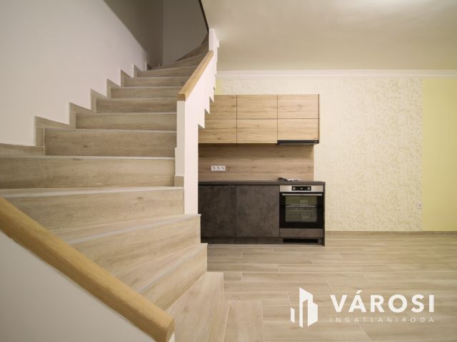 Három fürdőszobás duplex belvárosi lakás kiadó