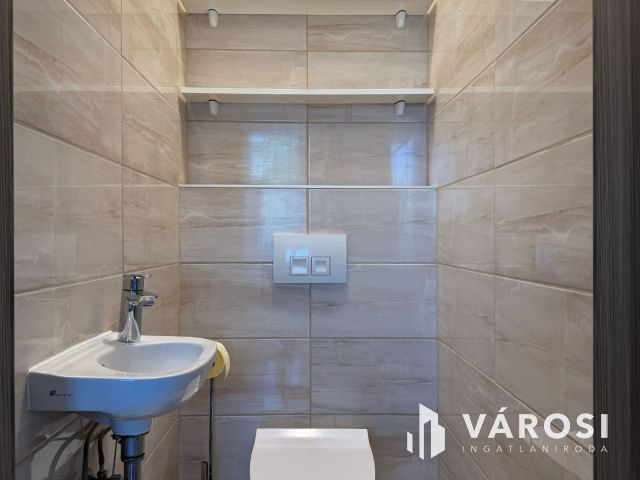 1+1FÉL SZOBÁS LAKÁS TÁROLÓVAL, FELSZÍNI PARKOLÓHELLYEL